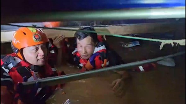 千汇网 肇庆怀集抗洪抢险进行时：被困居民凌晨登消防冲锋舟转移安置